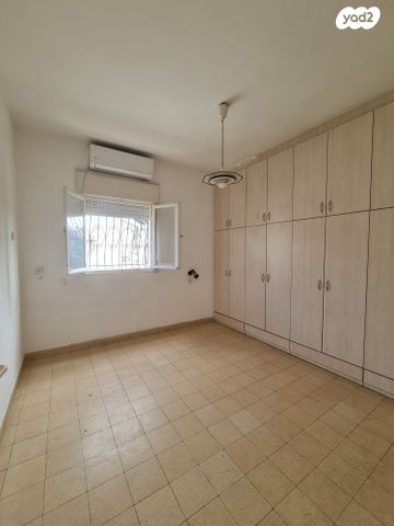 דירה, יוסף שפרינצק, אחדות, פתח תקווה