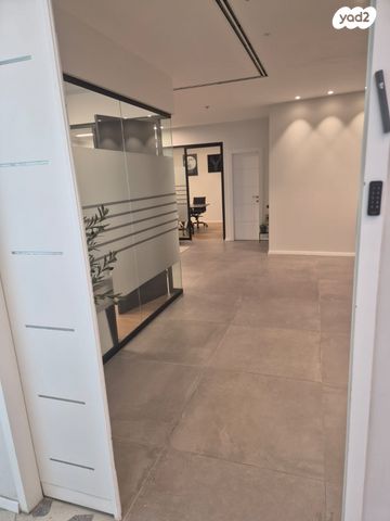 חנויות/ שטח מסחרי, שדרות הפלי"ם 2, קרית הממשלה ע"ש רבין, חיפה