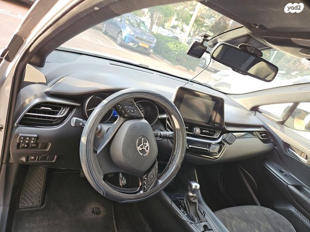 מודעת רכב טויוטה C-HR