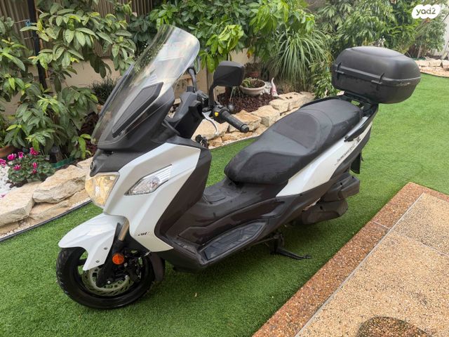 מודעת רכב סאן יאנג ג'וי-מקס Z-300