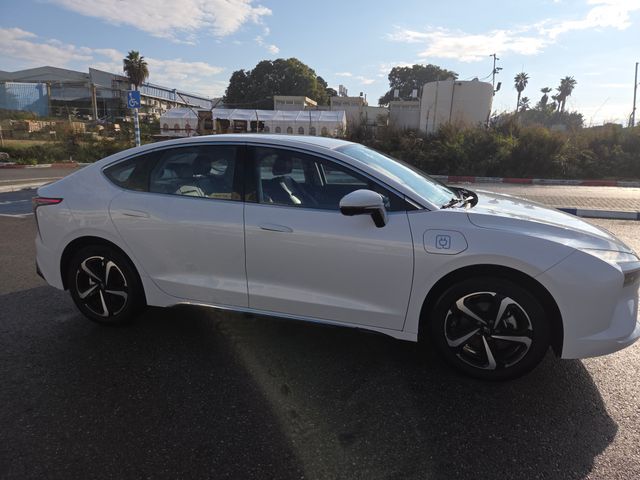 אי.וי איזי  Limo