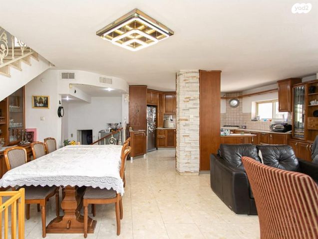 דו משפחתי, הגיבורים 11, סביוני עתלית, עתלית