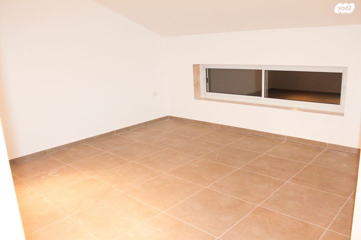 דו משפחתי, נוף הרים 20, רימונים, רימונים