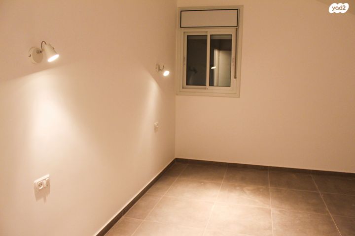 דו משפחתי, נוף הרים 20, רימונים, רימונים