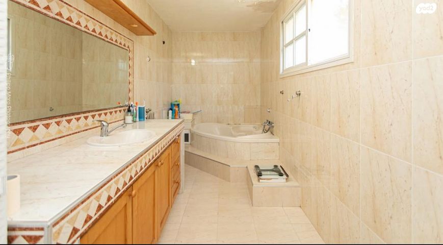 דו משפחתי, הגיבורים 11, סביוני עתלית, עתלית