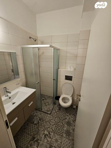 יחידת דיור, יוברט המפרי 15, עין הים, חיפה