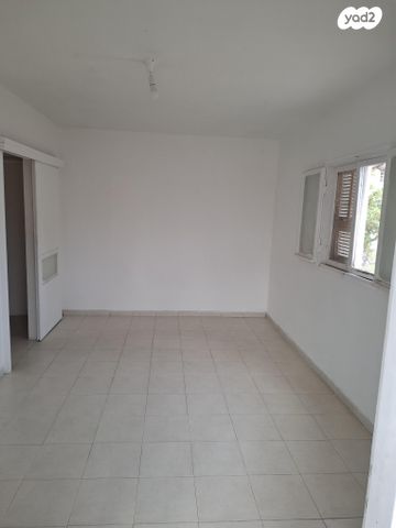 דירת גן, שפרינצק 18, שיכוני מזרחי, כפר סבא