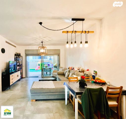 דירת גן, צור יצחק, צור יצחק