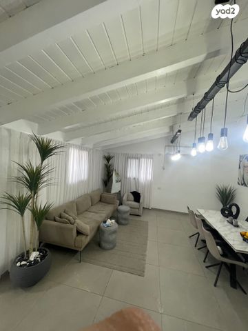 דו משפחתי, אהבת ציון, שיכון ג, טבריה