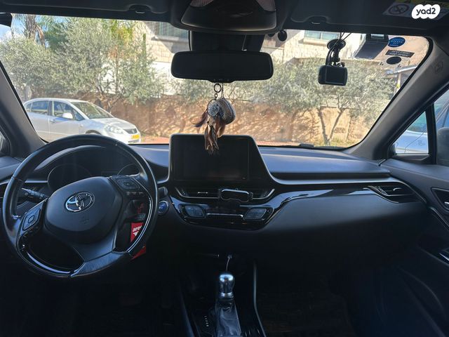 מודעת רכב טויוטה C-HR