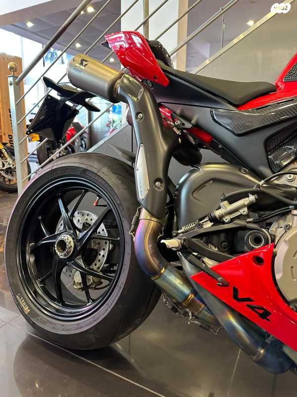 דוקאטי פניגאלה V4