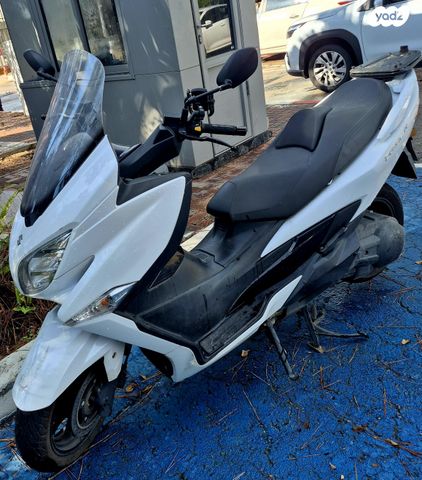 סוזוקי בורגמן 400