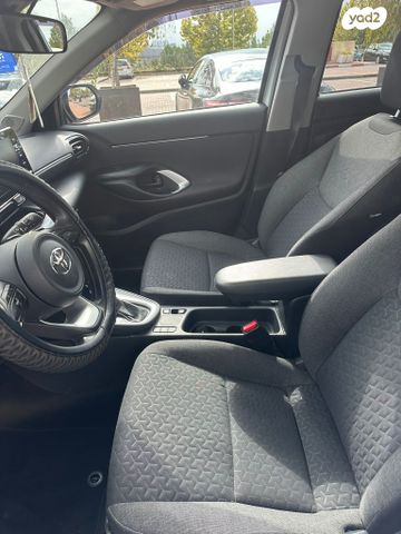 טויוטה יאריס קרוס