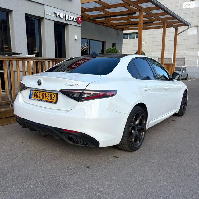 אלפא רומיאו ג'וליה