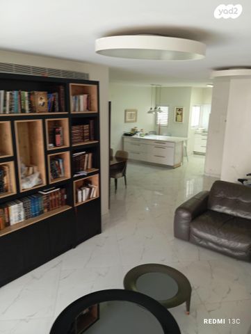 אבן גבירול 8