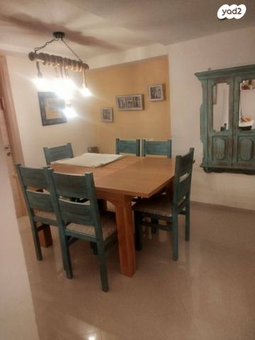 דירה, הצפצפה 1, צמח השדה, מעלה אדומים