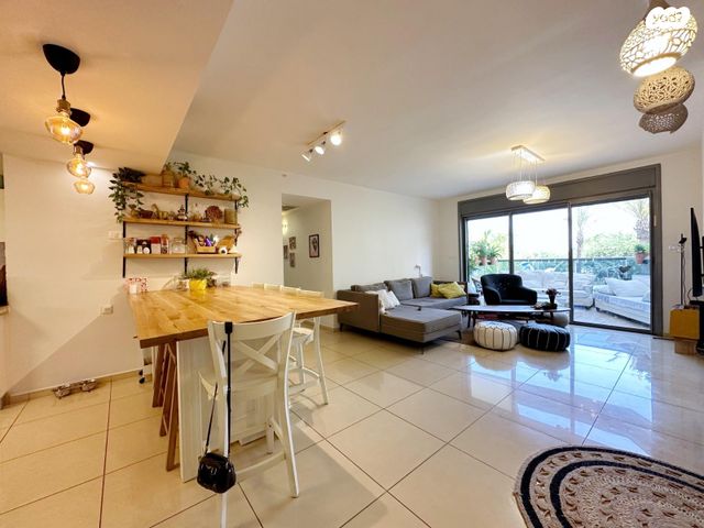 דירה, הפרחים 2, נווה גן, רמת השרון