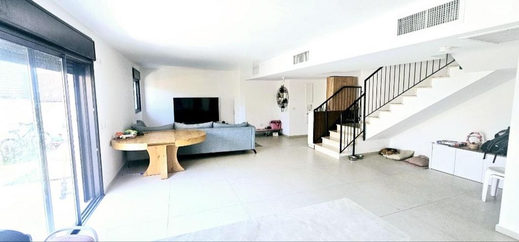 דירת גן, מרים הנביאה 1, פסגות אפק, ראש העין