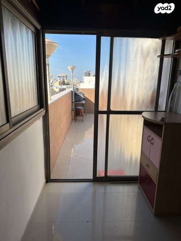 דירה, הרב עוזיאל 24, לב העיר, בת ים