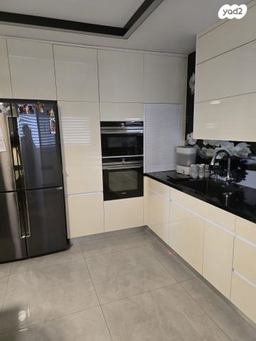 יוברט המפרי 5