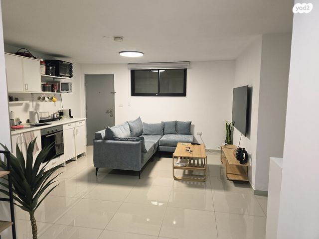 יהודית ואליקום נחמוני 21