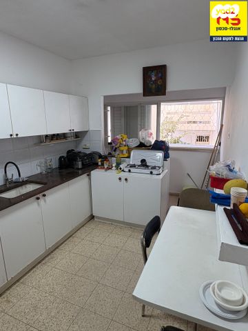 דירה, רש"י, הוד השרון