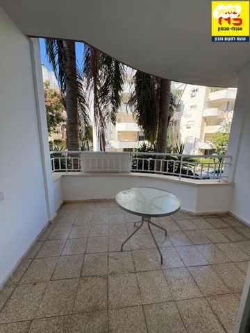 דירה, רש"י, הוד השרון