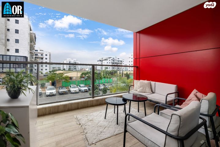 דירה, נעמי שמר, נאות שמיר, יבנה