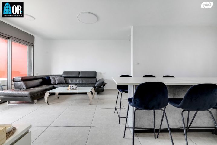 דירה, נעמי שמר, נאות שמיר, יבנה