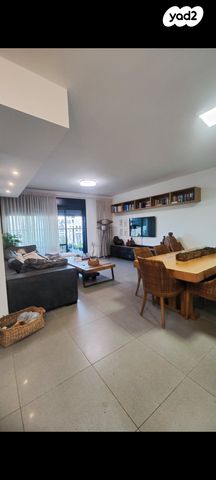 דירה, קרל פופר, נתניה