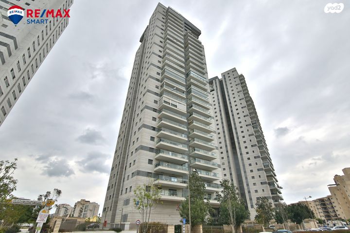 דירה, עפרה חזה, משכנות האומנים, קרית מוצקין