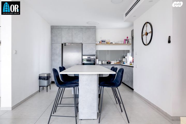 דירה, נעמי שמר, נאות שמיר, יבנה