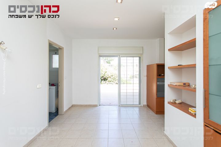 דו משפחתי, מנדלי מוכר ספרים, זיו, חיפה