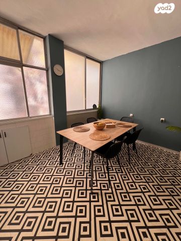 דירה, רות, חרוזים, רמת גן