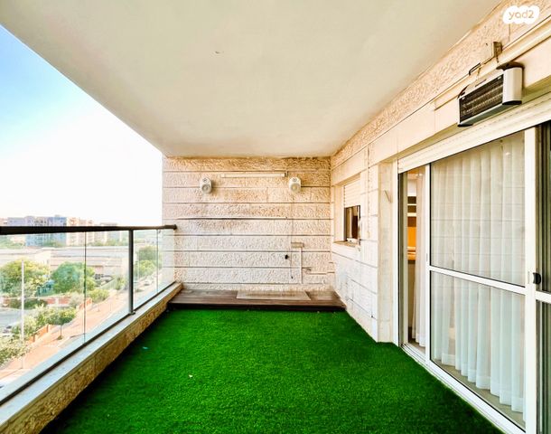 דירה, צור יצחק