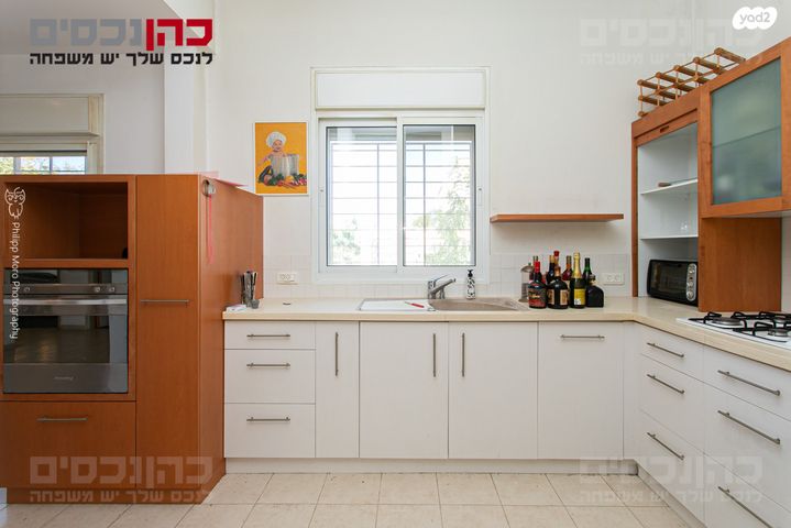 דו משפחתי, מנדלי מוכר ספרים, זיו, חיפה