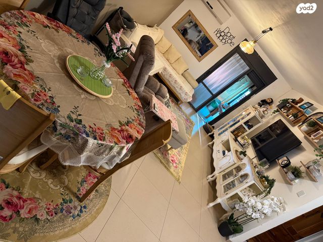 דו משפחתי, משעול גדרון 10, נווה, קצרין