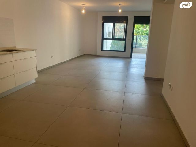 דירה, אברהם קרן, ארלוזורוב, כפר סבא