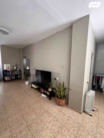 דירה, רות, חרוזים, רמת גן