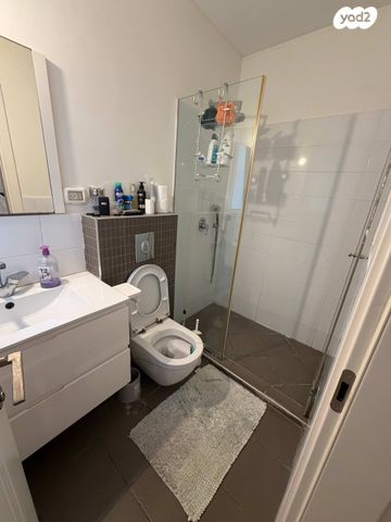 דירה, רות, חרוזים, רמת גן