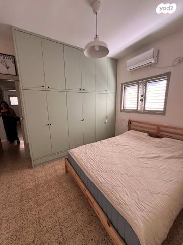 דירה, רות, חרוזים, רמת גן