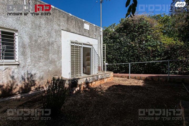 דו משפחתי, מנדלי מוכר ספרים, זיו, חיפה