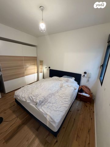 דירה, רות, חרוזים, רמת גן