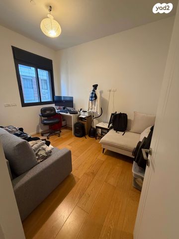 דירה, רות, חרוזים, רמת גן