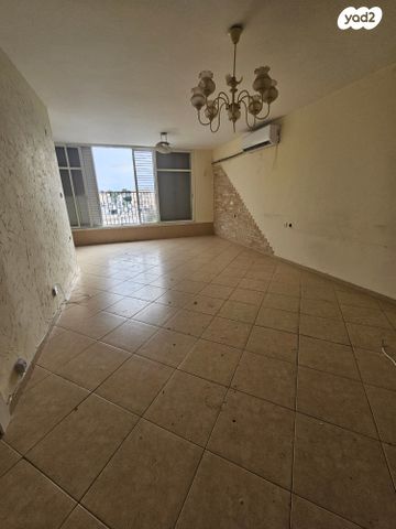 דירה, הוגו מולר, בן גוריון, קרית אתא