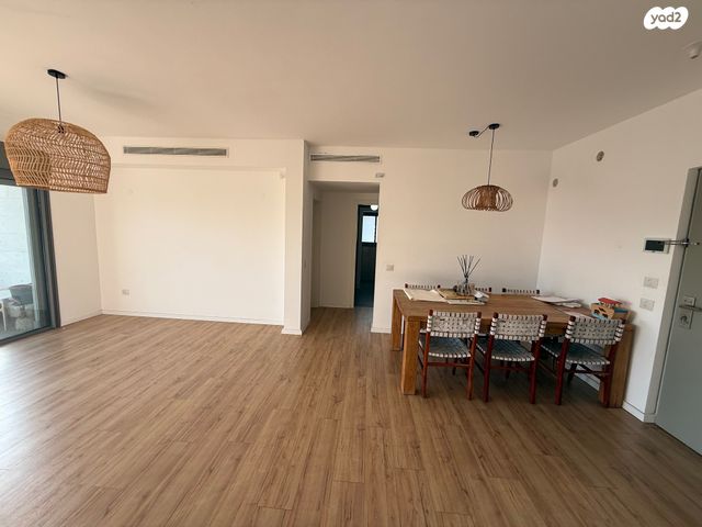 דירה, הרב עובדיה יוסף, גליל ים (מתחם הכוכבים), הרצליה