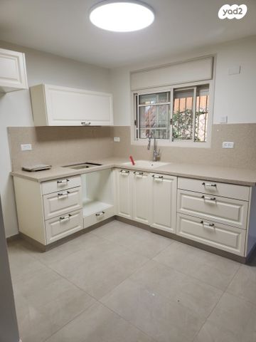 דירת גן, דב גרונר, ירושלים