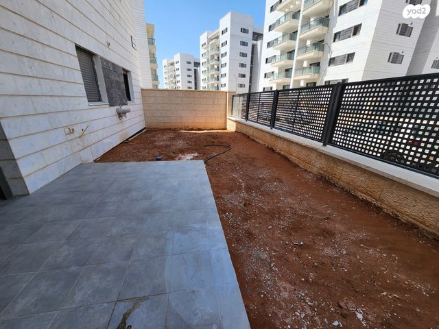 דירת גן, הפרחים, חריש