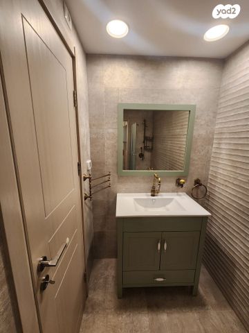 דירת גן, דב גרונר, ירושלים