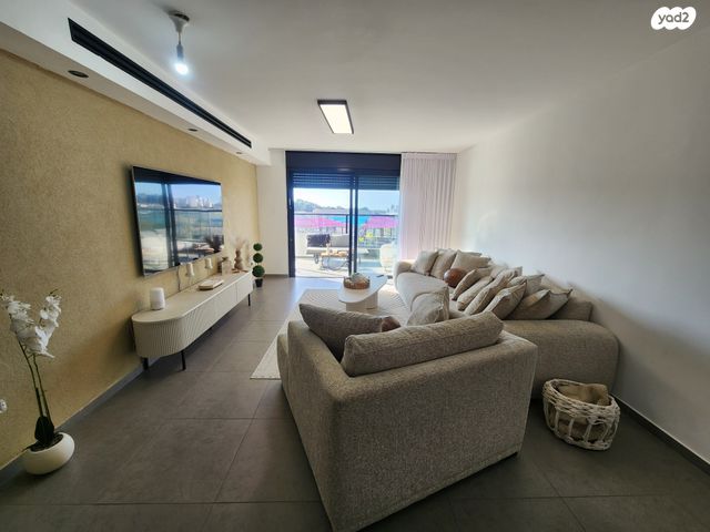 דירה, רפאל איתן, נאות שמיר, רמלה